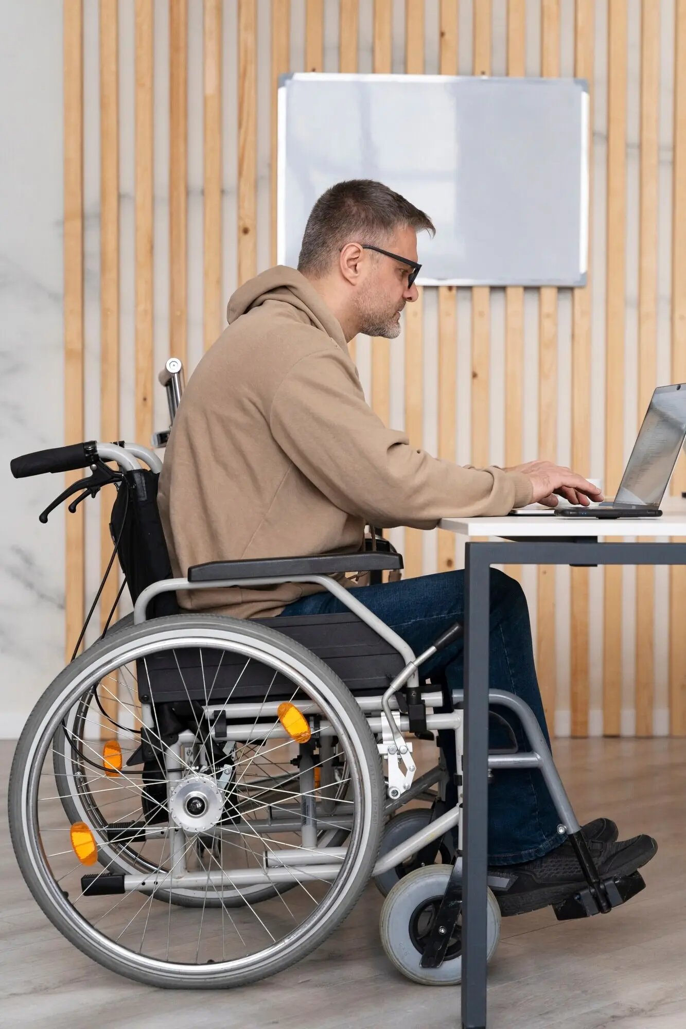 Adulto joven trabajando en un espacio de trabajo de integración social