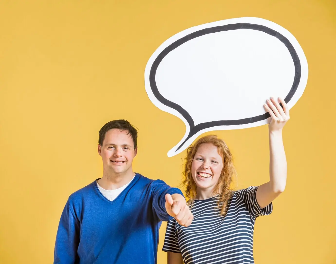 Vista frontal de un hombre y una mujer sosteniendo una burbuja de chat.
