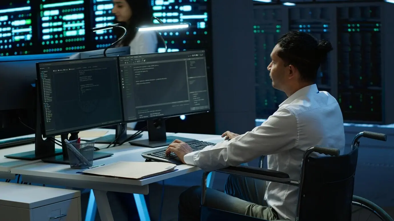 Usuario de silla de ruedas protegiendo el equipo de hardware de un centro de datos.