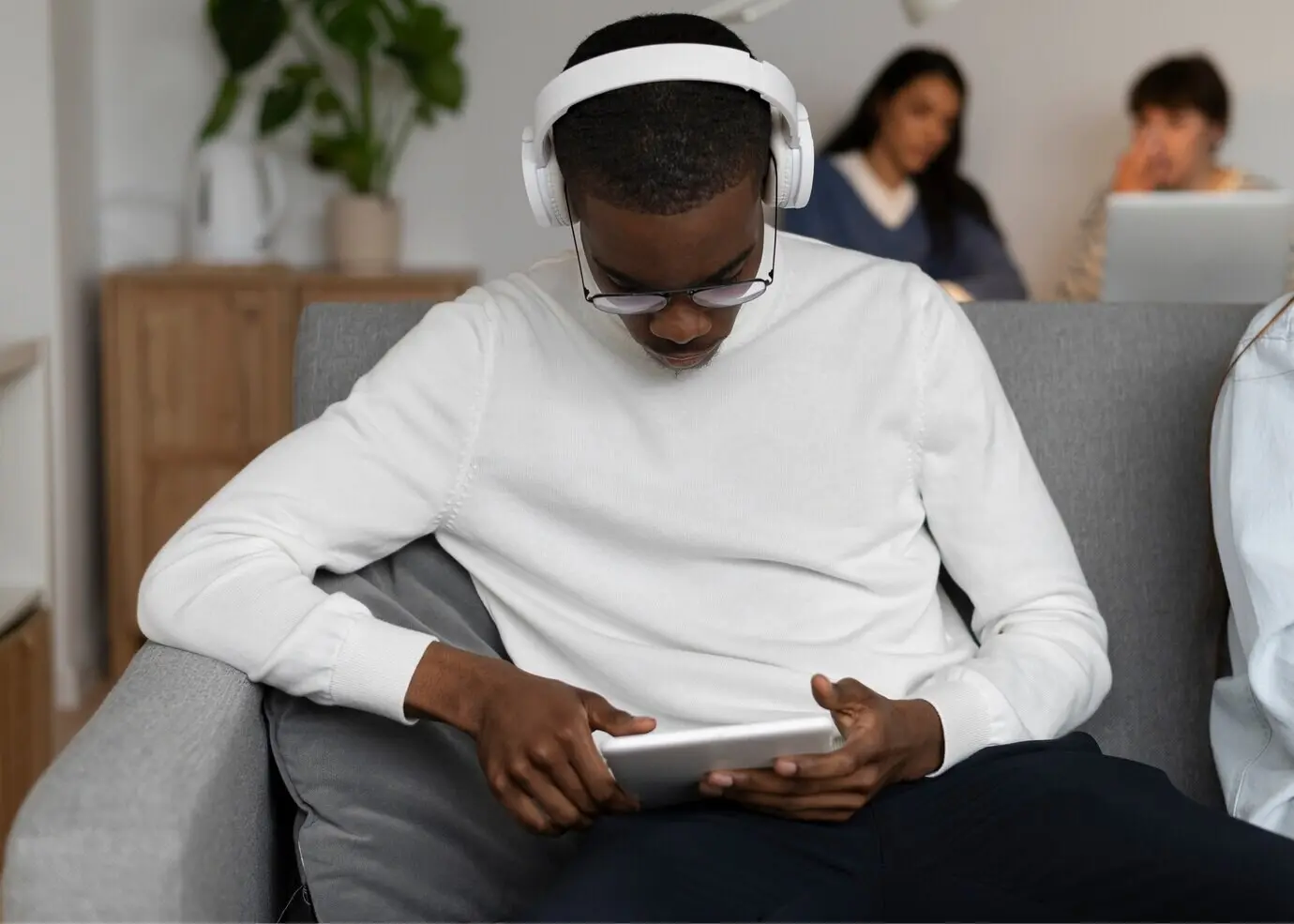 Personas que practican la integración social en el espacio de trabajo